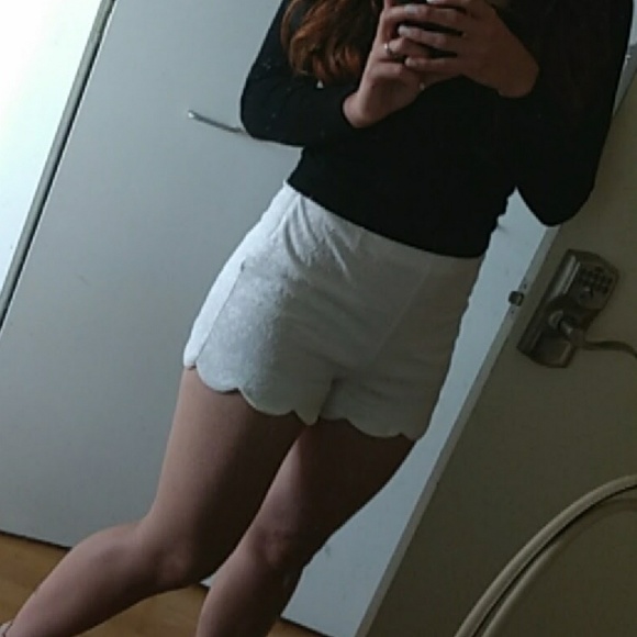 White scalloped high waisted shorts xs - Picture 4 of 4